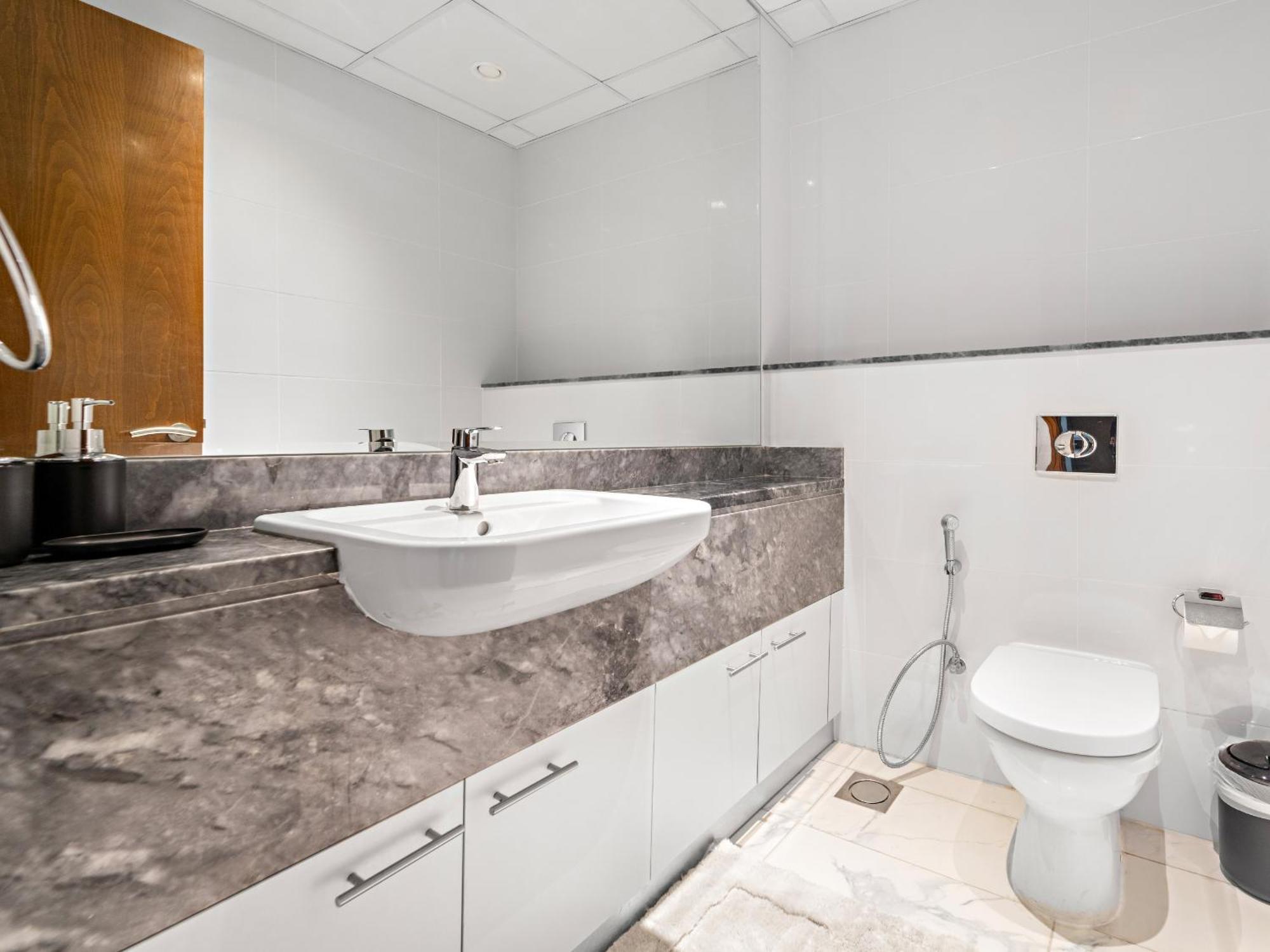 Apartment Stylish 1-bdr With View Noura Tower-23